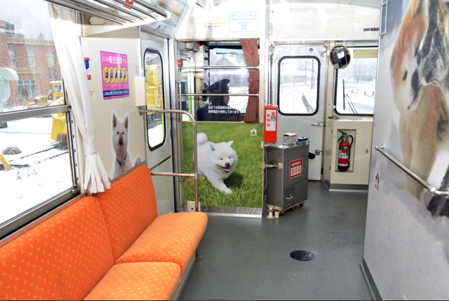 秋田犬っこ列車の車内