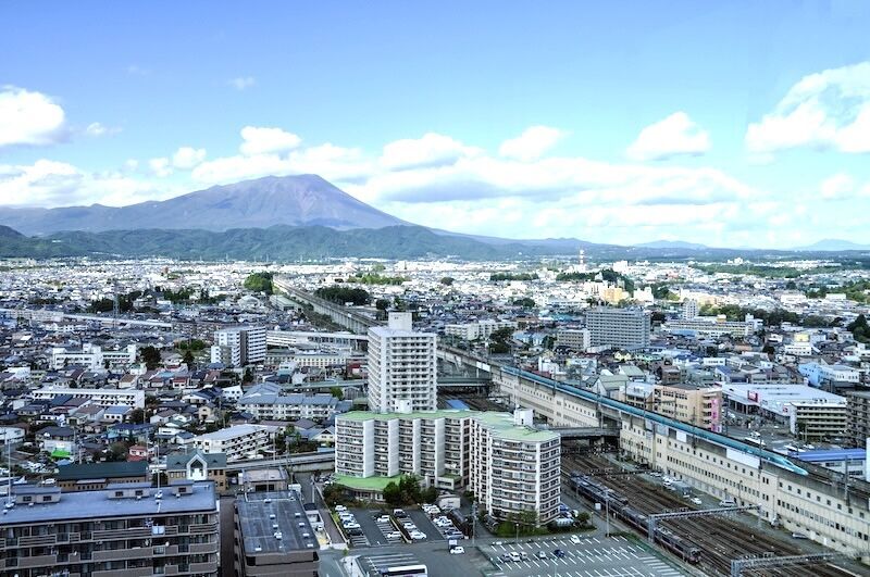 マリオス展望室から望む岩手山と盛岡市街地の眺め