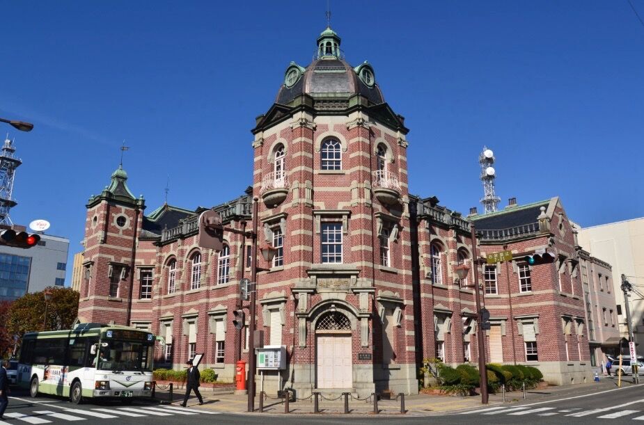 盛岡市中津川そばに建つ岩手銀行赤レンガ館の外観