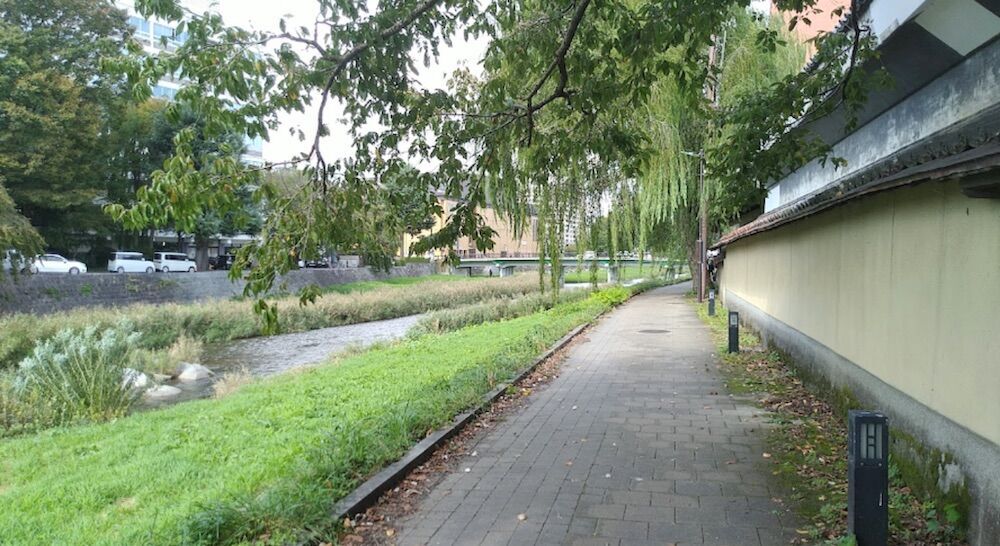 中津川沿いの遊歩道(与の字橋から上の橋の区間)。川と緑に囲まれた静かな散歩コース
