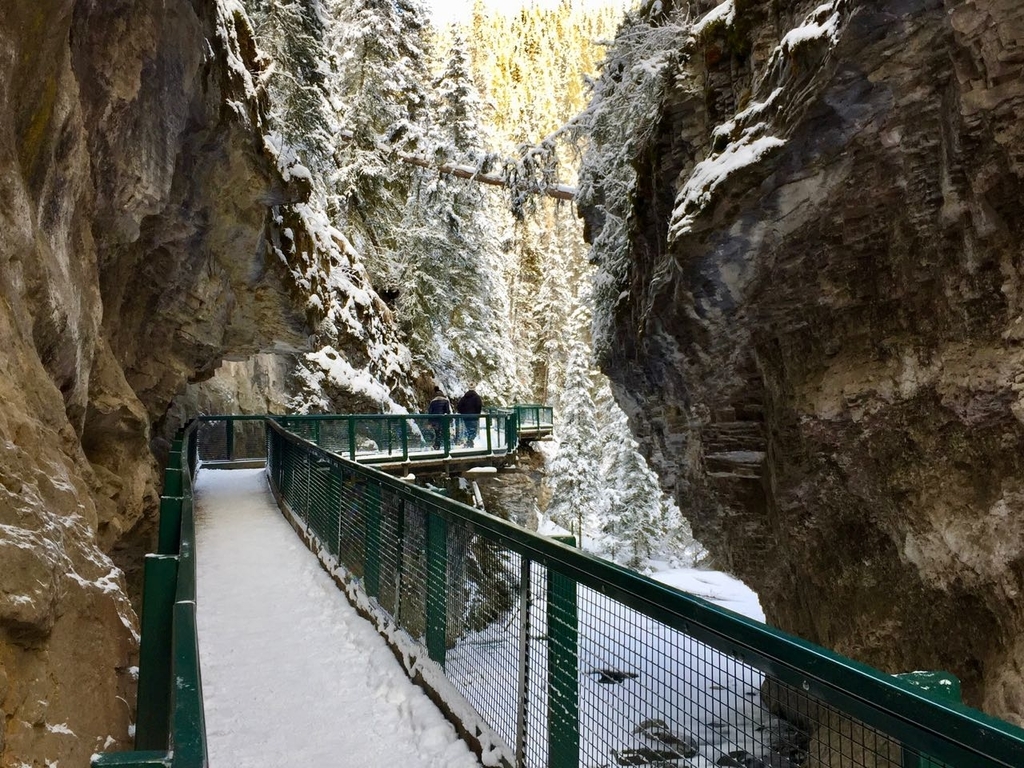 ハイキングコースは岩盤がむき出しの崖と川のわずかな隙間を通り抜けていく