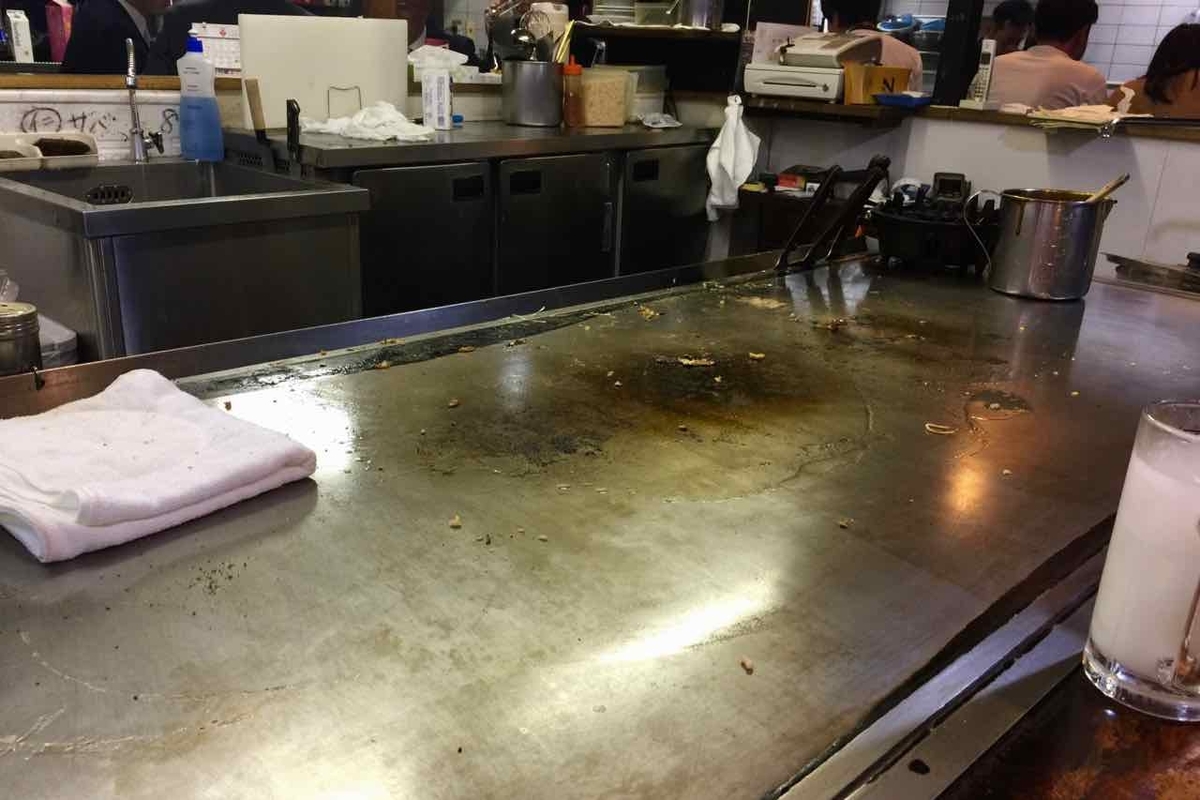 鉄板焼き屋さんの店内