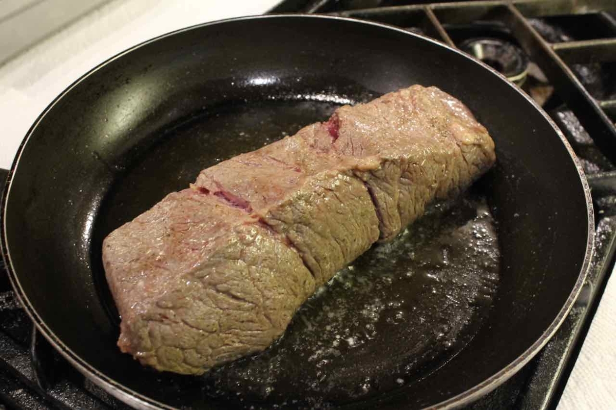 フライパンにオリーブオイルを入れて肉を焼く