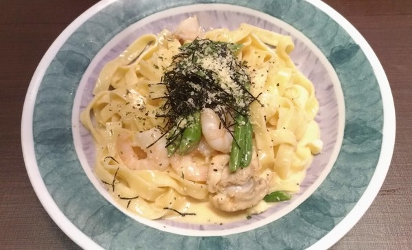 21 8 鎌倉パスタ ぷりぷり海老と帆立貝の明太子クリームソース 18