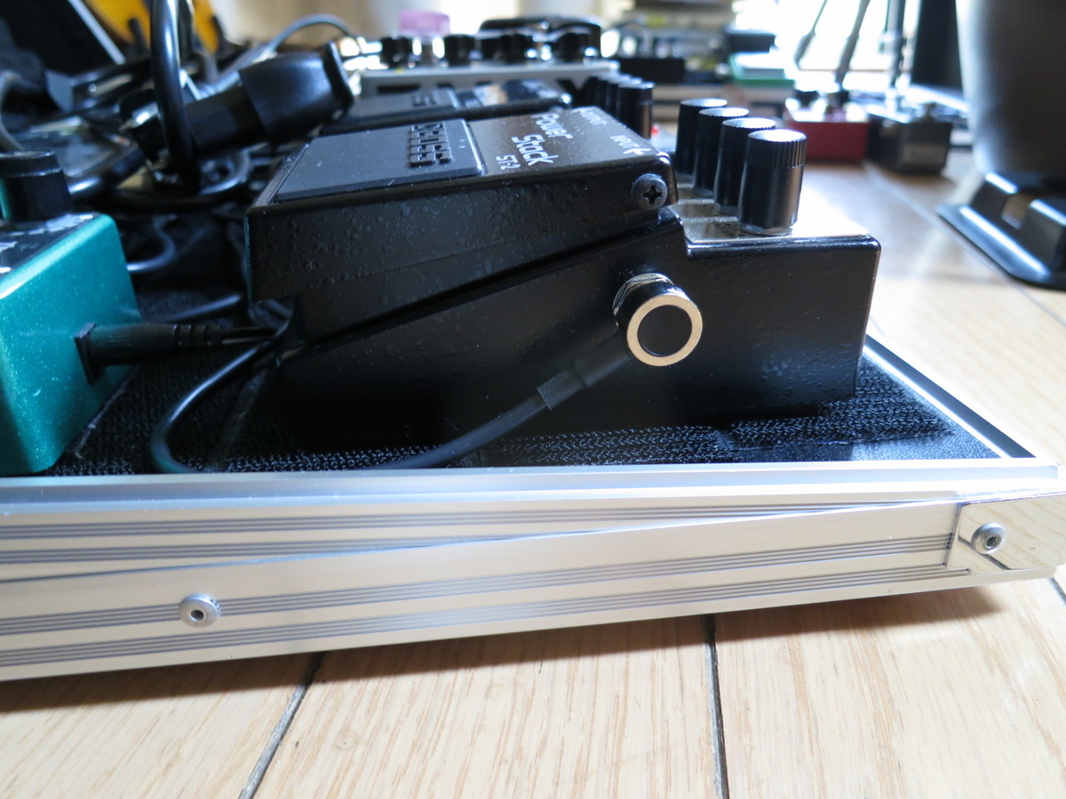 エフェクターボードの前段が斜めの画像です。