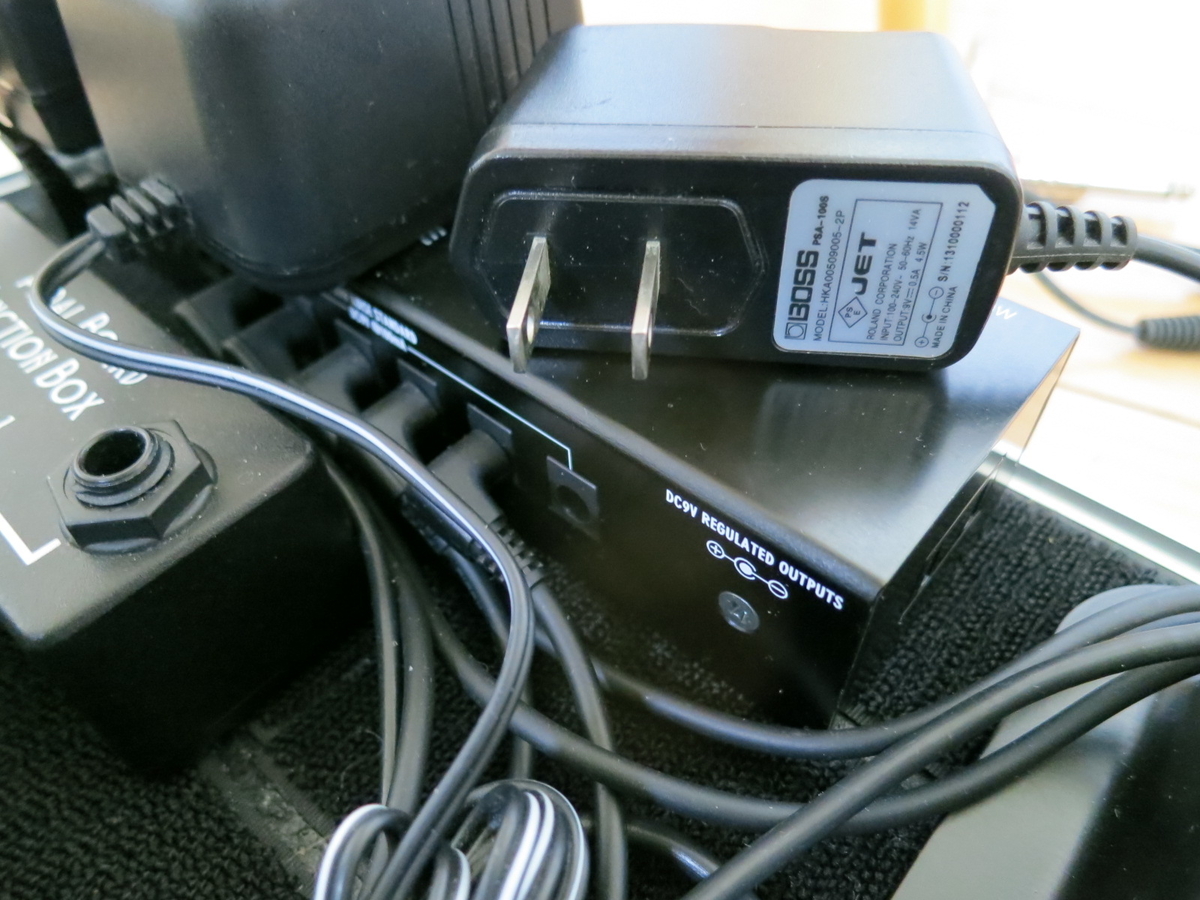 BOSSのアダプターの画像です。