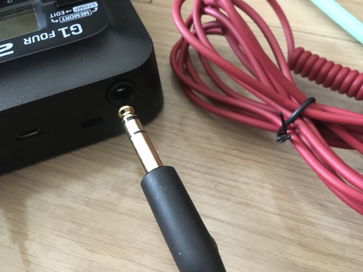 ZOOM G1 FOURのOUTPUT端子につなぐ画像です