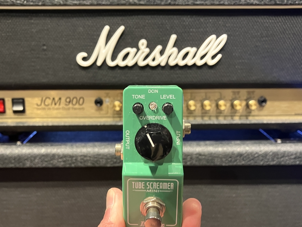チューブスクリーマーとマーシャルアンプの画像です
