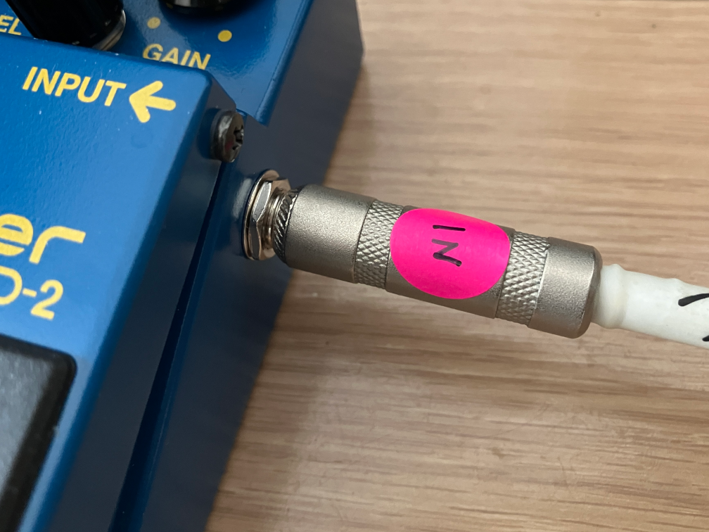 シールドにステッカーが貼ってある画像です