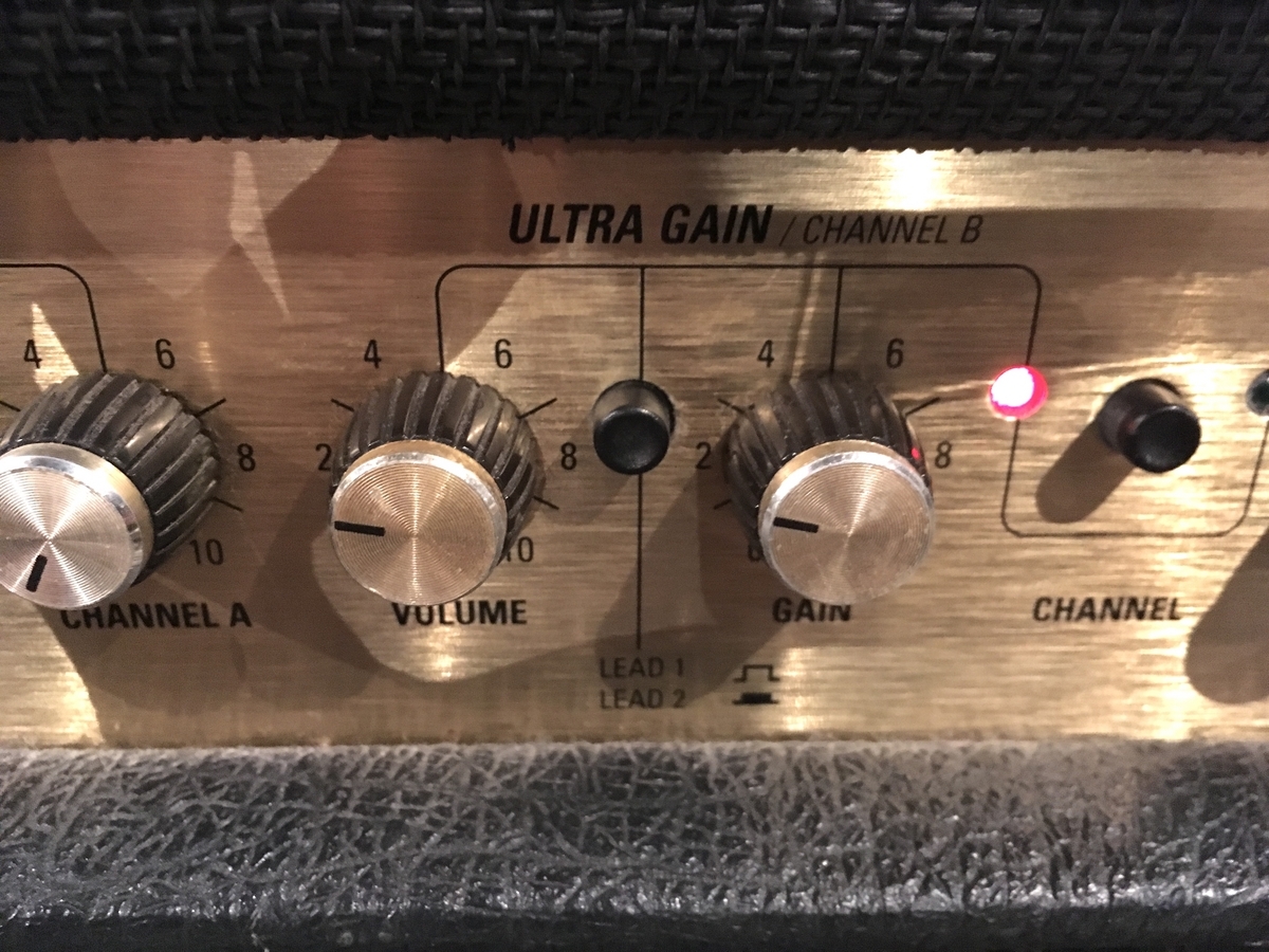 Marshall JCM2000のULTRA GAIN / CHANNEL BのLEAD1ボタンの画像です