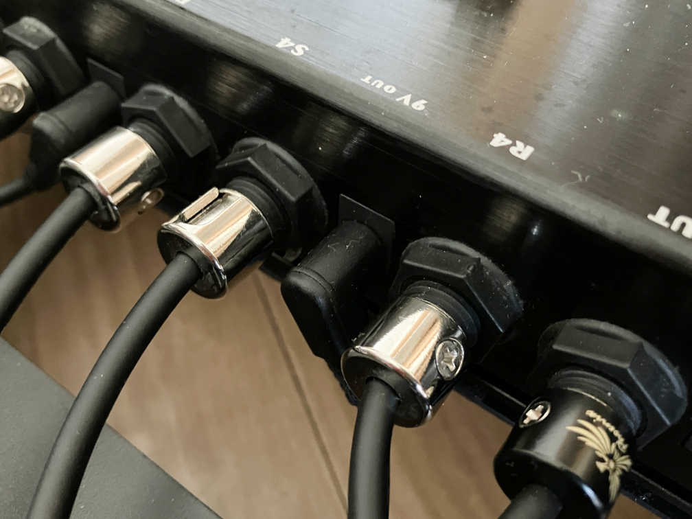 プログラマブルスイッチャーの9VDC端子に電源供給している画像です