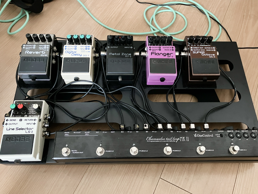 プログラマブルスイッチャーを使ったエフェクターボードの画像です