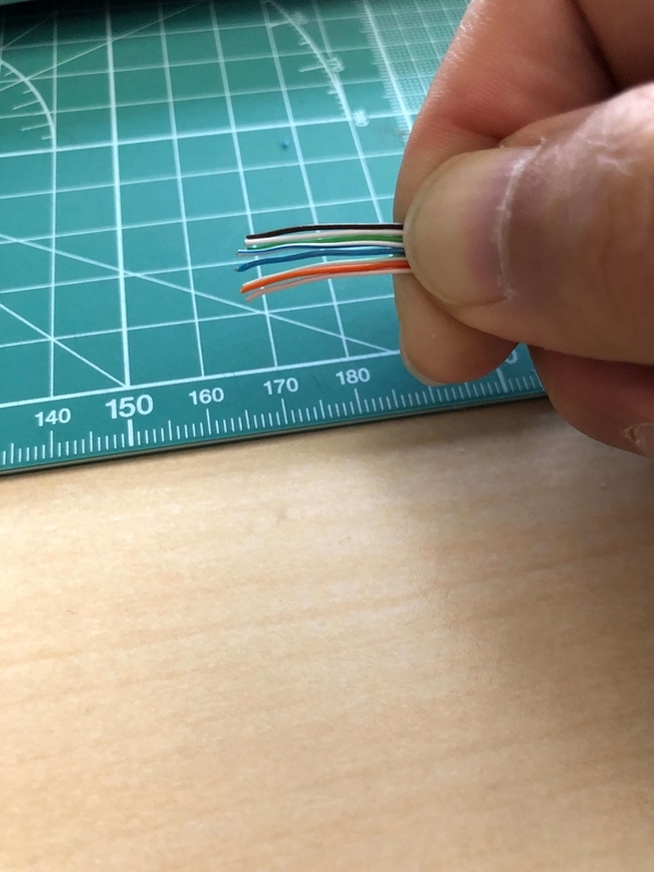 銅線を伸ばして並び順を揃えた画像