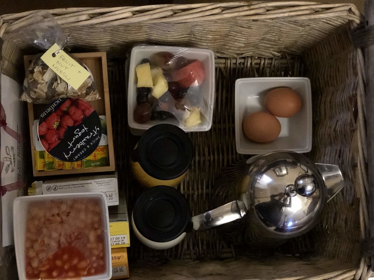 バスケットに入った朝食セット