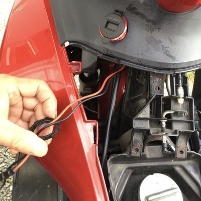Pcx Jf28 バイクでスマホ充電usb電源を装着 でも モバイルバッテリーでもよくない Sweetouring