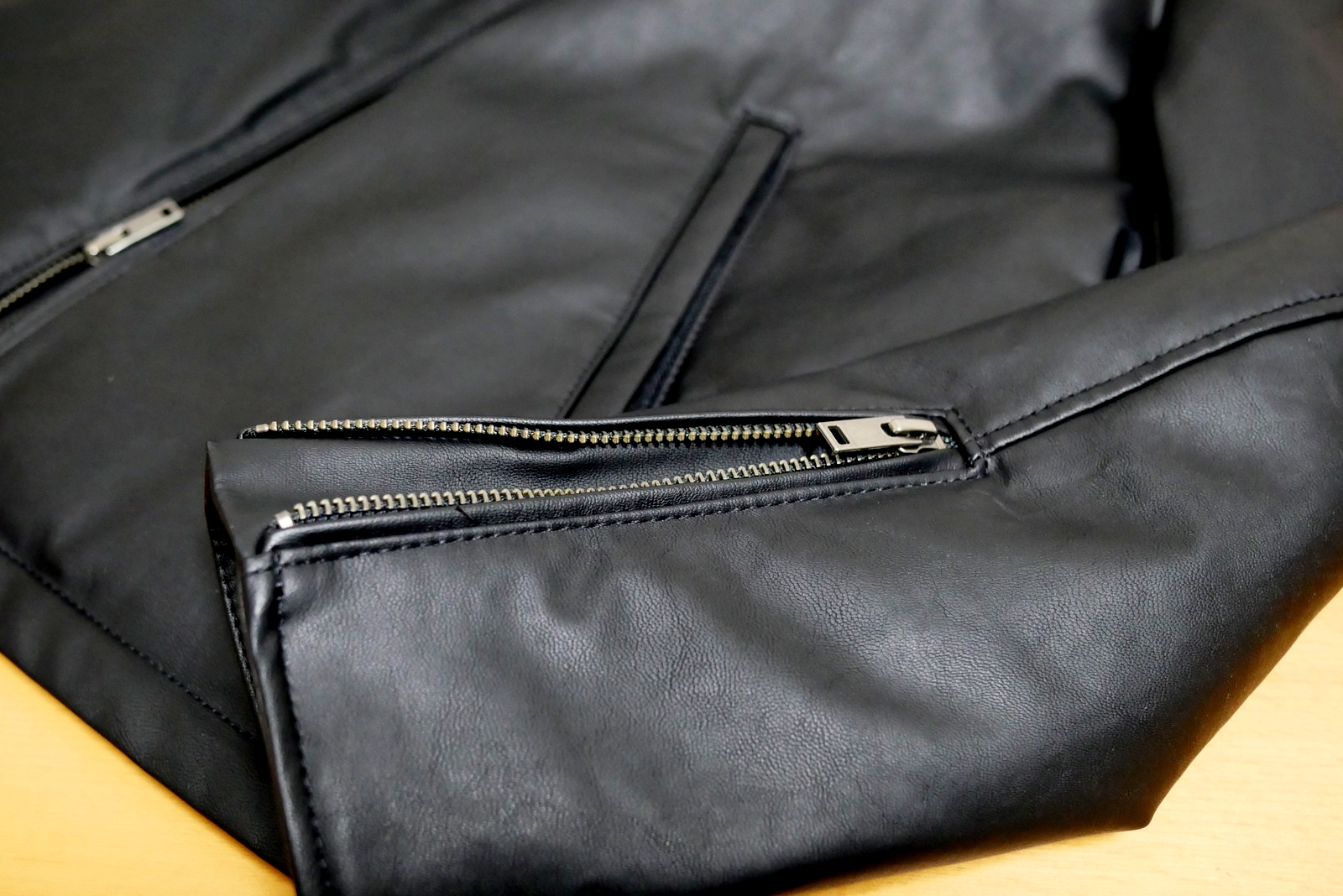 狙っていたユニクロのライダースジャケットが期間限定で3 15まで値下げ中ということでゲット Update Life