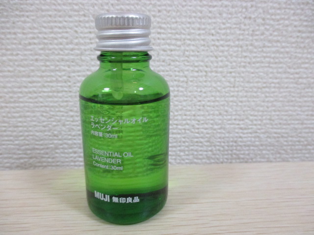 玄関小物 アロマオイル増えました 無印 ダイソー セリアで浮かし収納 使うものを厳選して配置します ビニール手袋のゆったり収納も だすがさきぶろぐ