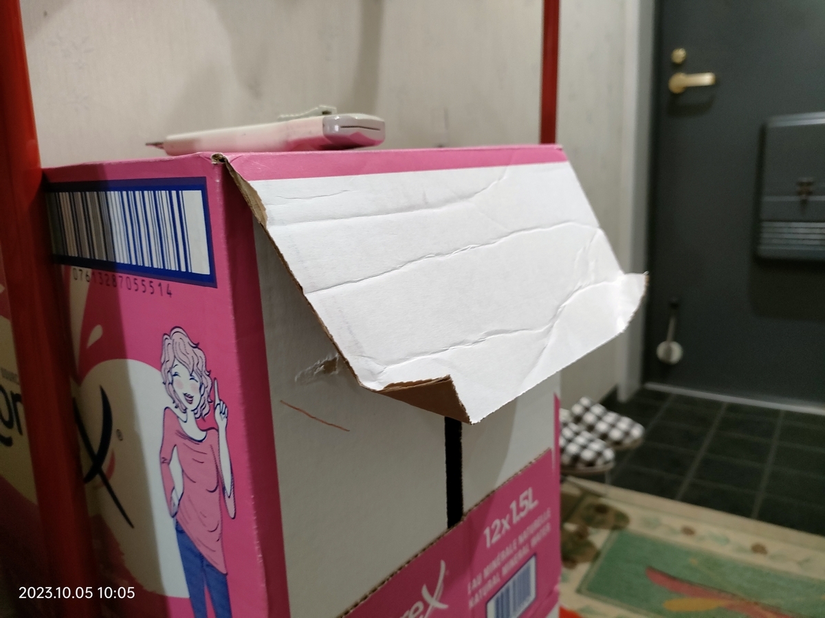 コントレックス 1.5L 水 ×12本ダンボールケースを開封後に側面が