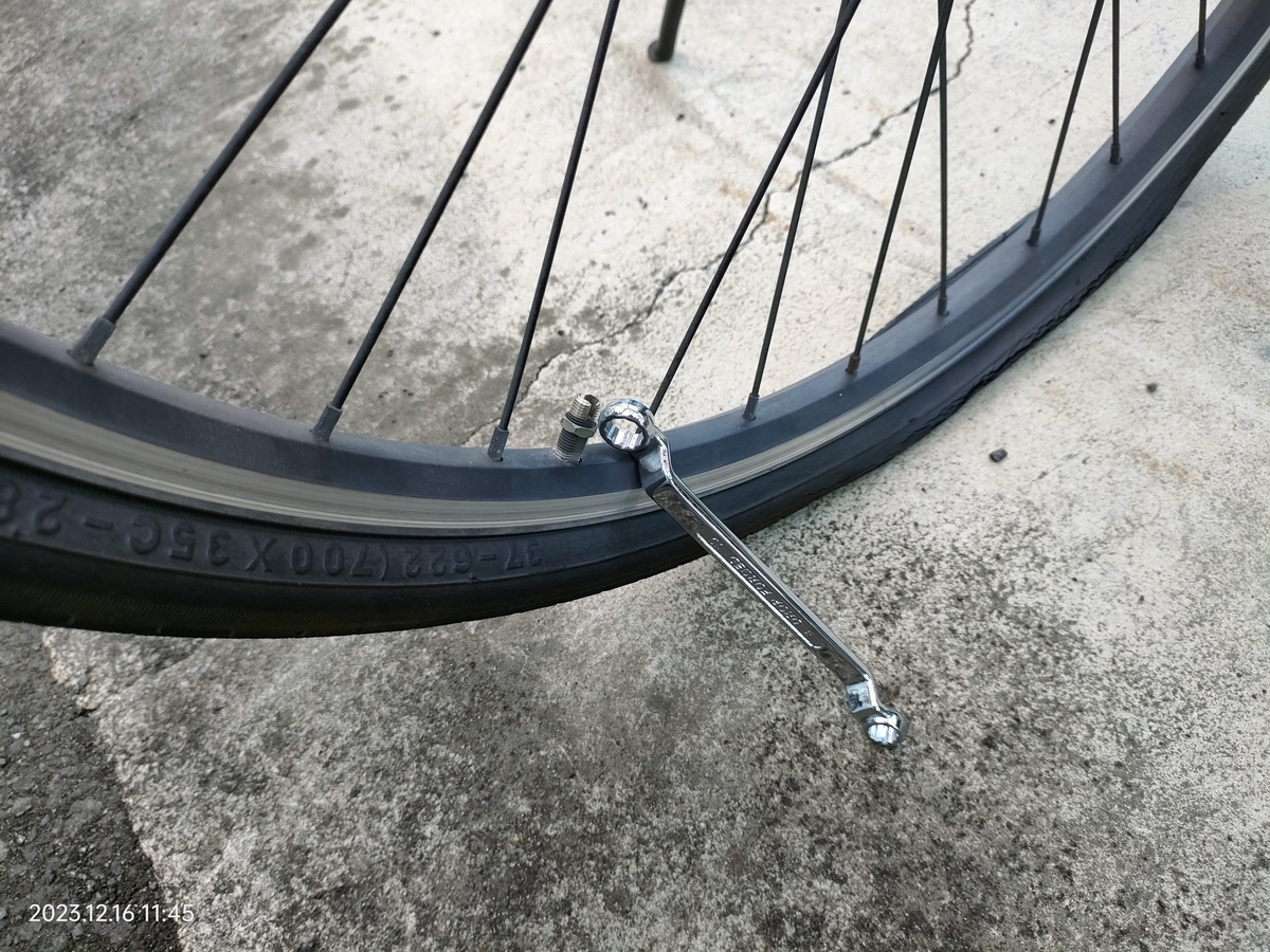 自転車　一年ほど使用　フロントタイヤ交換後半年使用　現状優先 自転車パンク修理 - 自分方位研究所