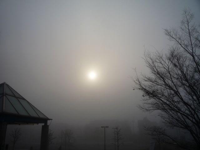 濃霧の中の太陽