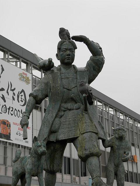 岡山駅前 桃太郎像