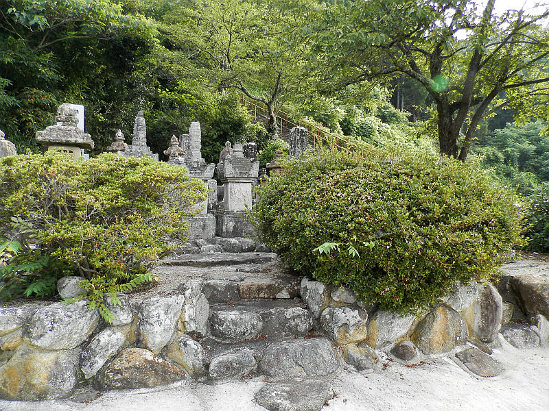 倉吉市和田 定光寺 南条氏墓