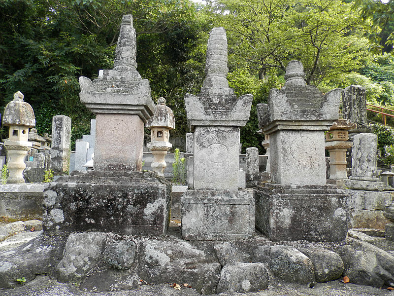 倉吉市和田 定光寺 南条氏墓