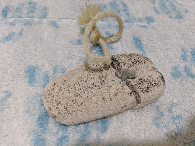 本当に買って良かったもの かかとケアは軽石で 私は54年間ずっとツルツルかかとをキープしています 安い 確実 とっても簡単な方法なので試して見て下さい 自信をもっておすすめ かめブログ