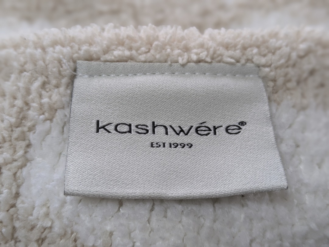 カシウエアのブランケットタグに刺繍されたブランドロゴ「Kashwére」のアップ写真。正規品の証として信頼感があります。