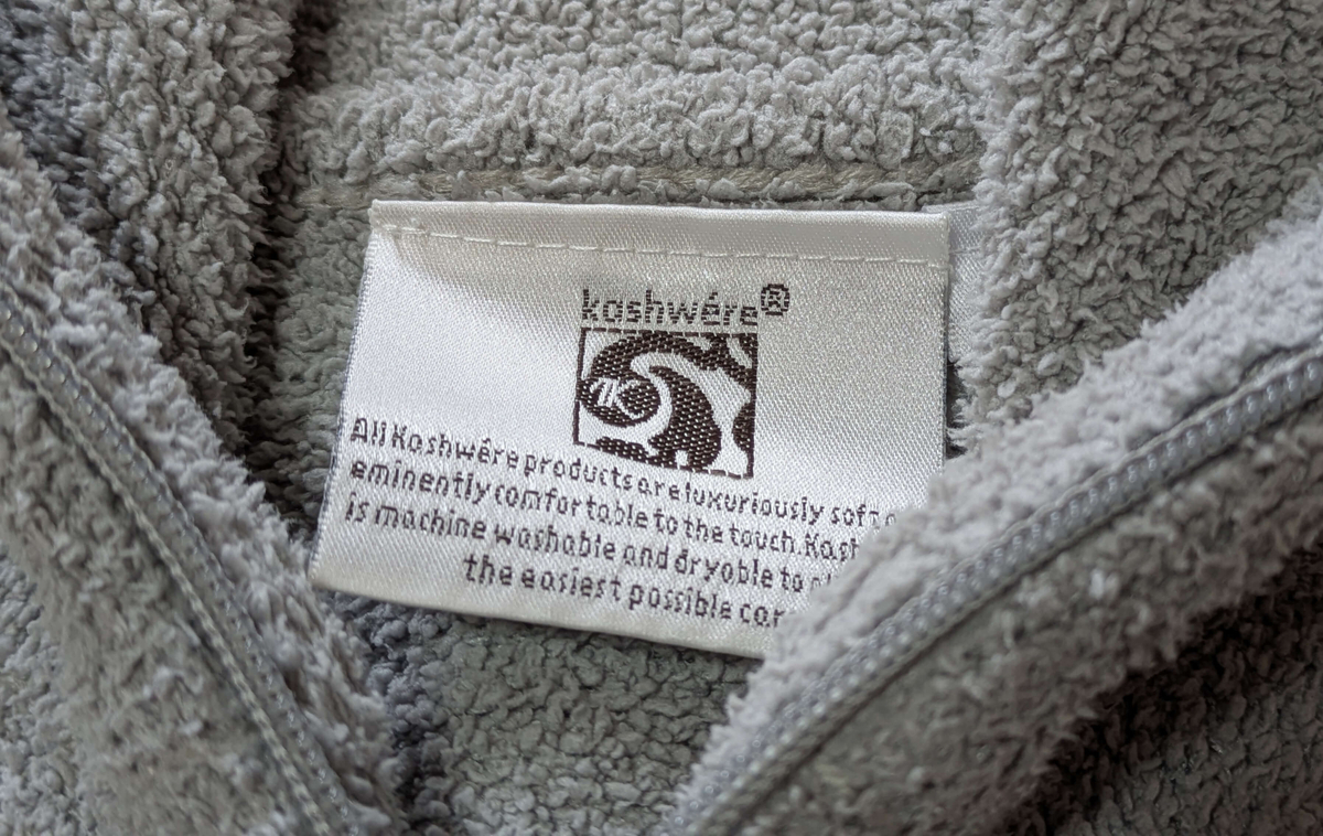 カシウエア製品のタグ。正規品であることを示すロゴと品質表示が確認できる。