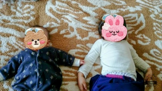 カシウエアの上に寝転ぶ赤ちゃんと子ども。過去記事およびブログのヘッダーにも使用している実体験の写真。