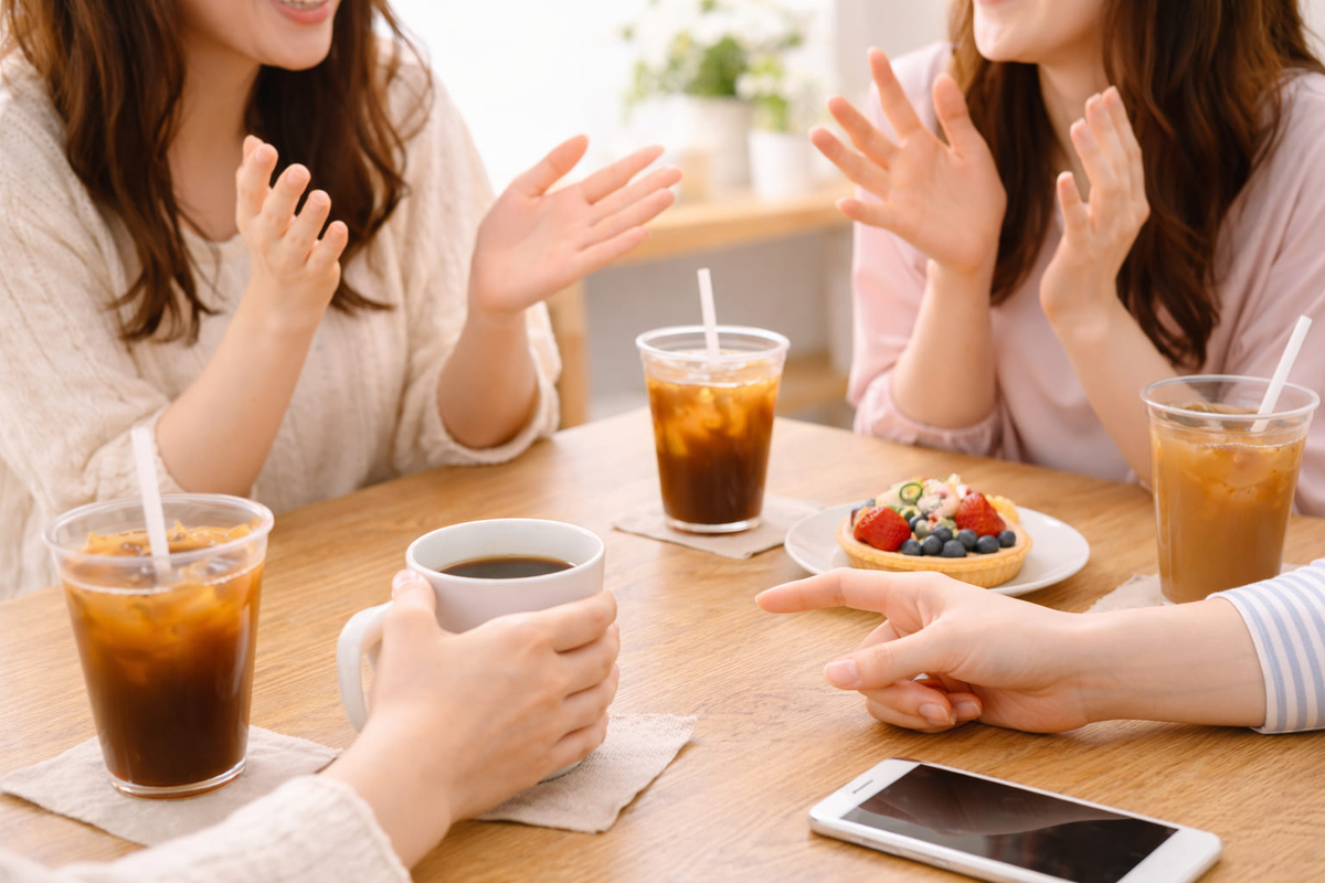 女子会で笑いが起きている楽しいテーブルの手元シーン