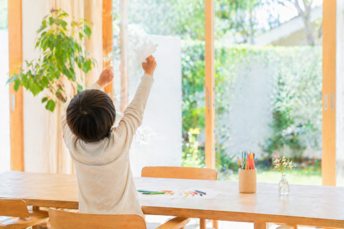 物に頼らず楽しく過ごしている子供のイメージ