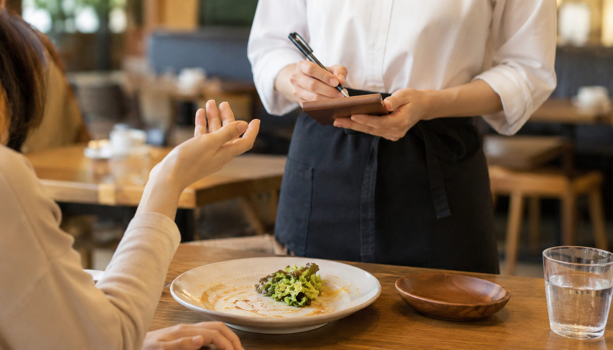 食べ残しを持ち帰りたいときに店員へ丁寧に確認する様子