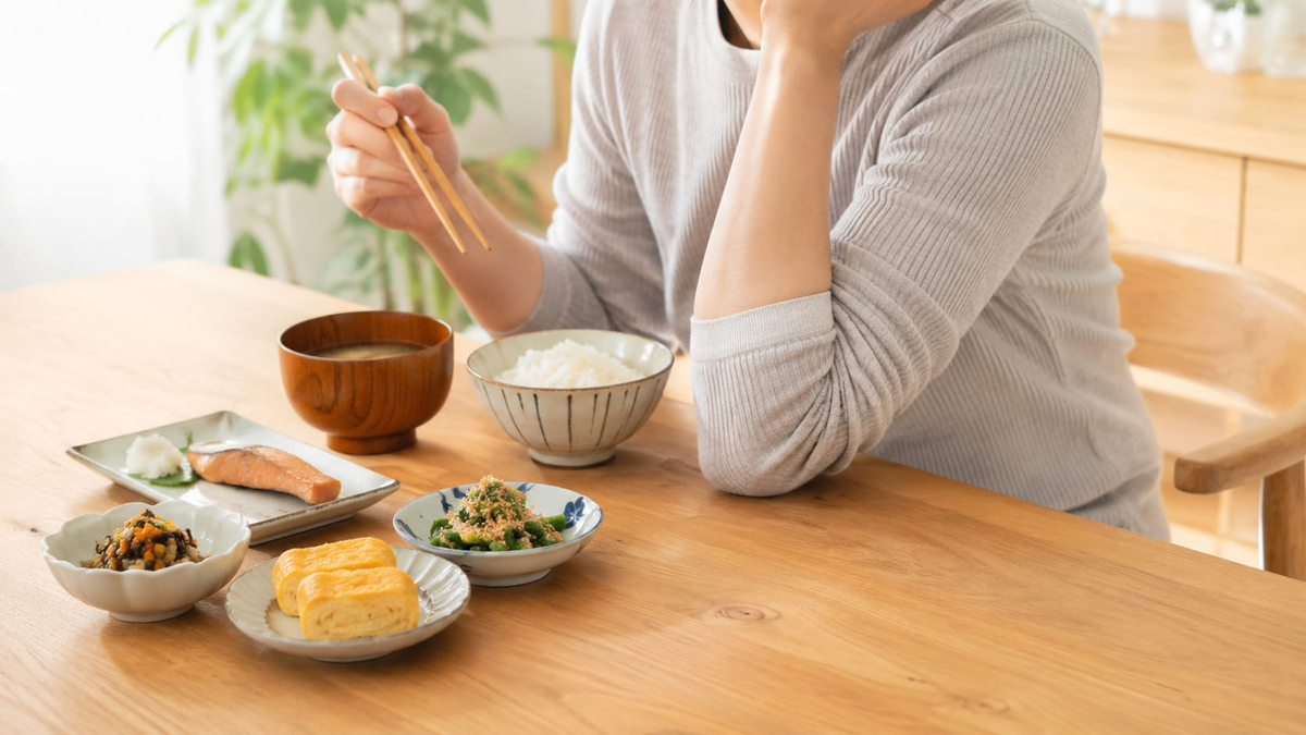 肘をついて食べる人の食事姿勢と和食の食卓風景