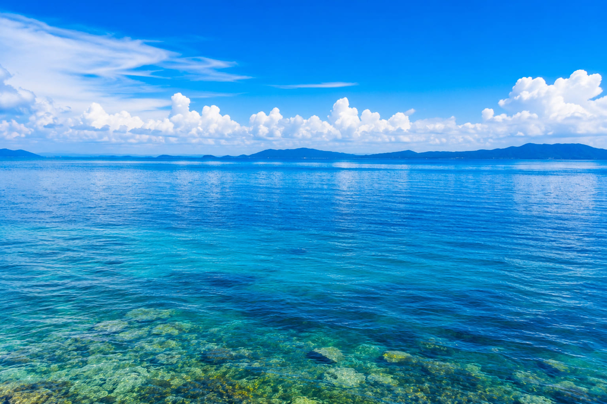 海の日の由来や祝日になった理由を解説する青い海の風景