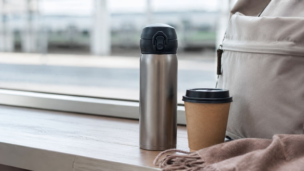 水筒に入れたコーヒーの酸化や味の変化を解説するイメージ