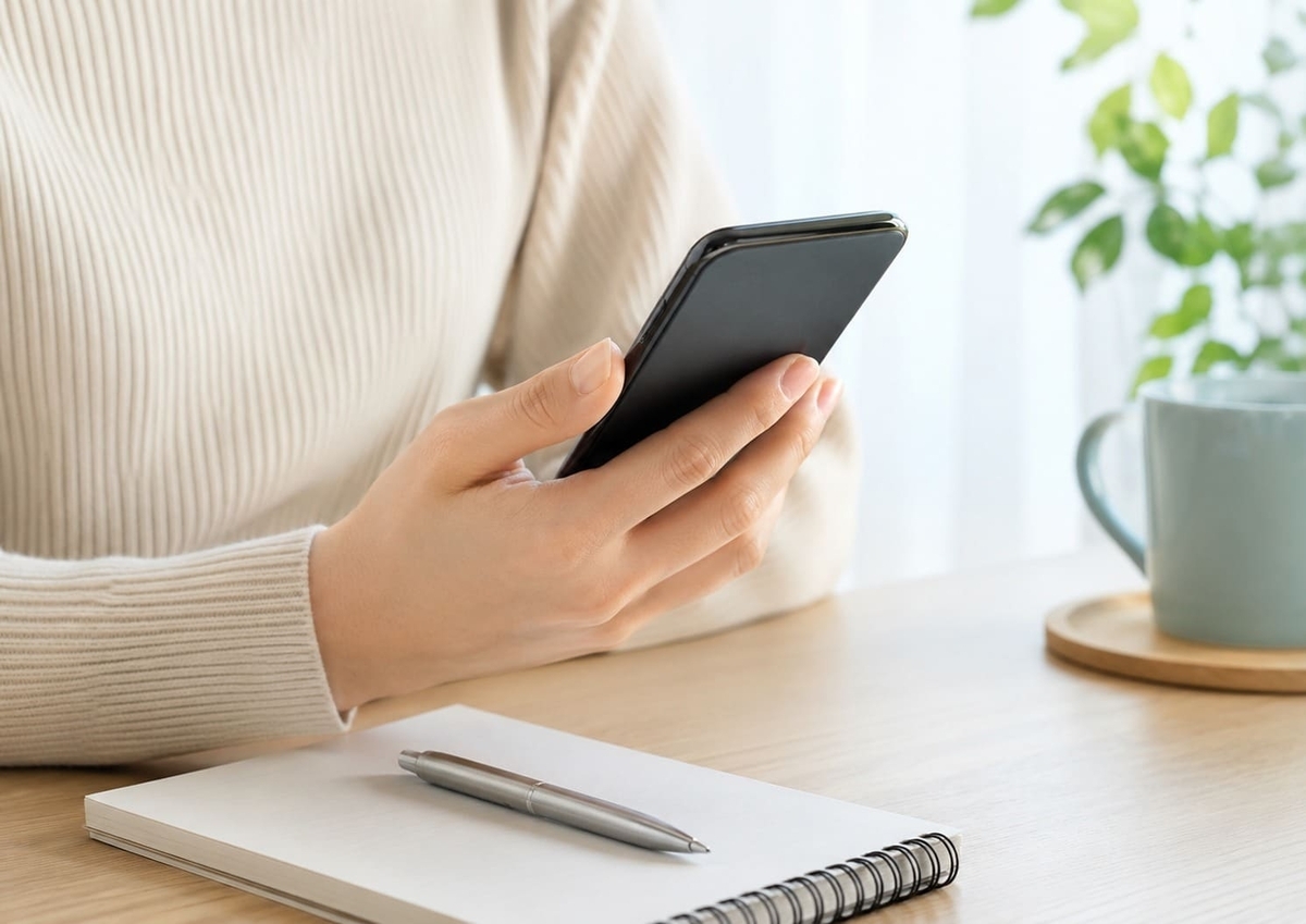 電話でこんにちははおかしいのか第一声に迷うスマホの手元