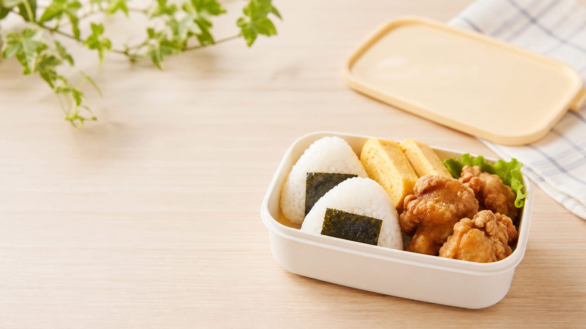 学童弁当の簡単な手抜き献立例|おにぎりとから揚げのお弁当