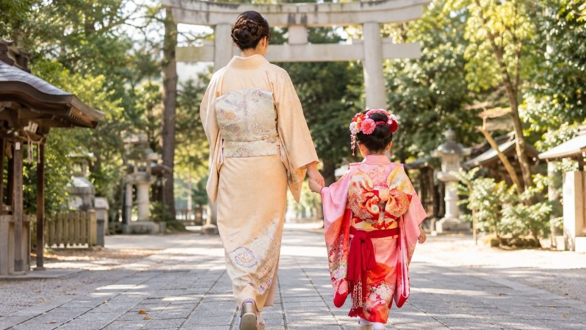 七五三で神社へお参りする親子の後ろ姿