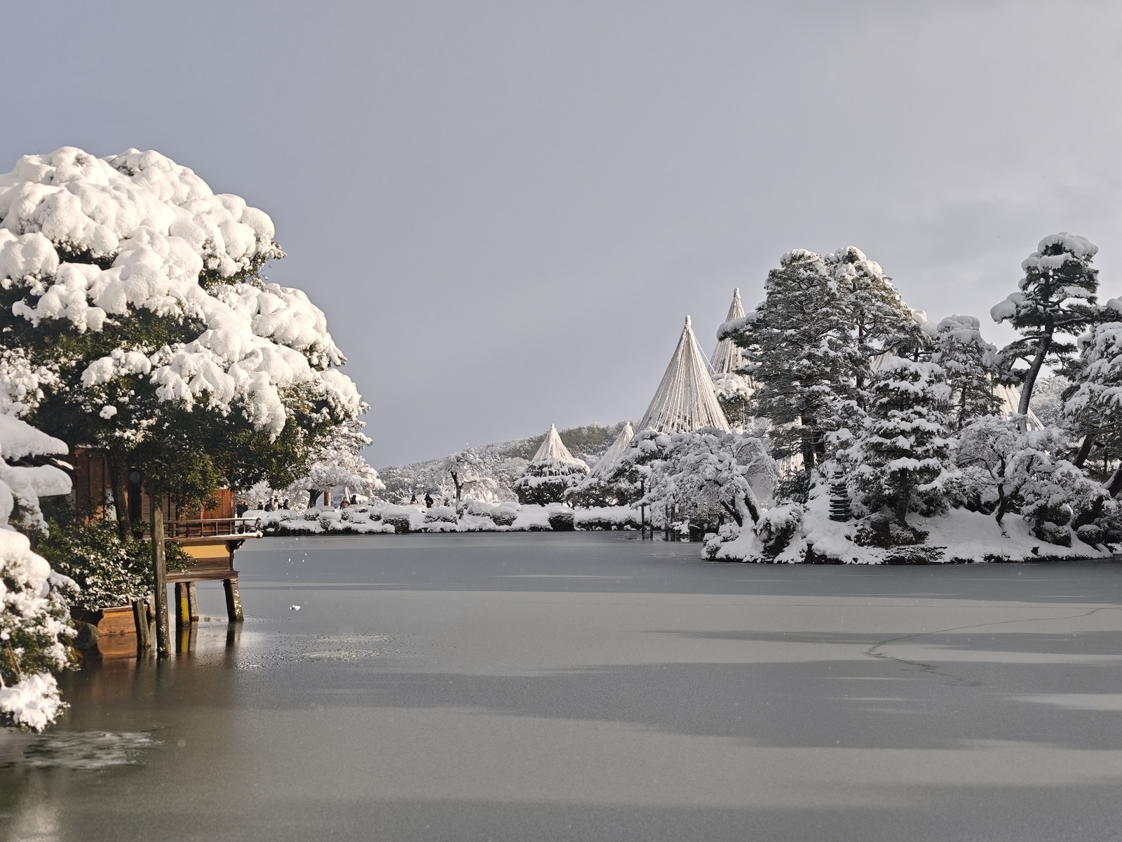 雪の金沢「兼六園」真弓坂～霞ヶ池 - 金沢おもしろ発掘