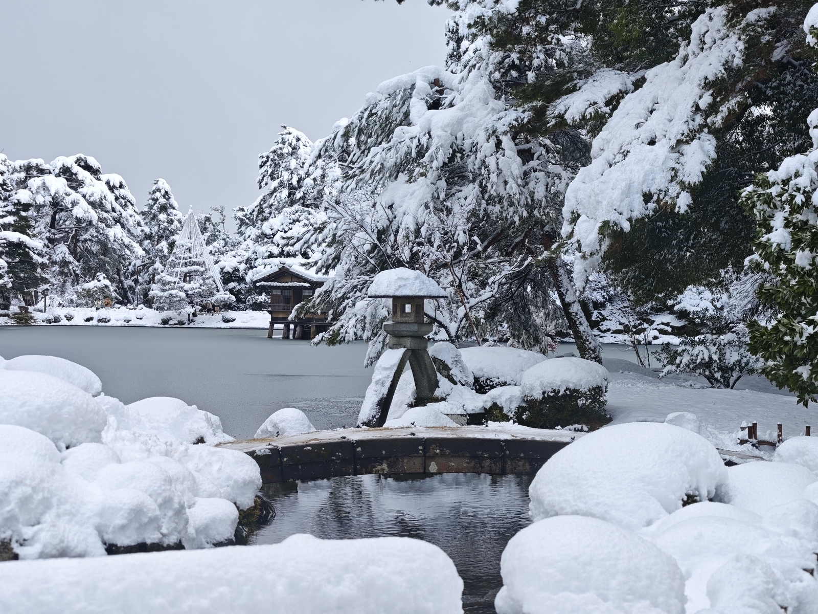 雪の金沢「兼六園」霞ヶ池 - 金沢おもしろ発掘