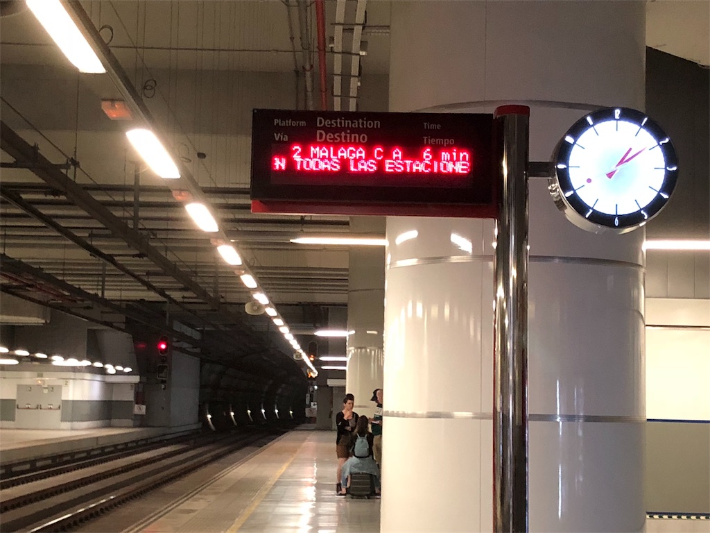 スペイン マラガ空港からマラガ市内へ電車でのアクセス ぶ厚い雲の上には広い宇宙がある