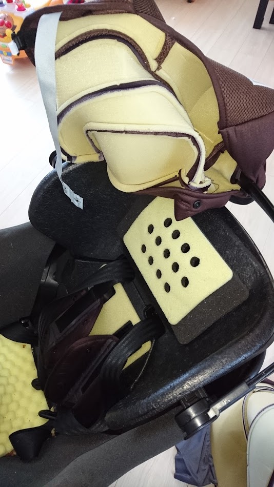 図解 チャイルドシートのカバーの付け方 洗い方 コンビ 共働きシステムエンジニアの子育て奮闘記