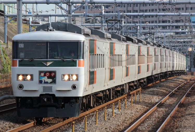 185系A編成、半分がストライプ塗装となるの巻 - 学生隠れ鉄分