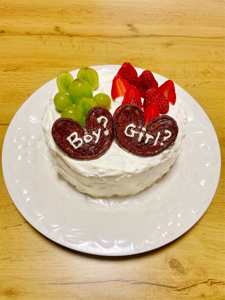 手作りのジェンダーリビールケーキ、カット前の写真
