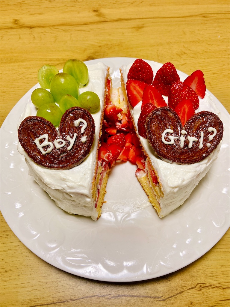手作りのジェンダーリビールケーキのカット後、女の子と判明した瞬間の写真