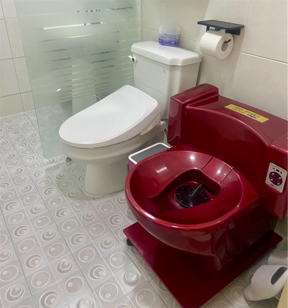 産後調理院の個室にあるトイレと座浴器の設備