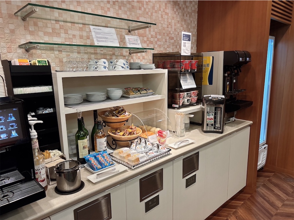 大韓航空ラウンジに用意された軽食やドリンクのコーナー