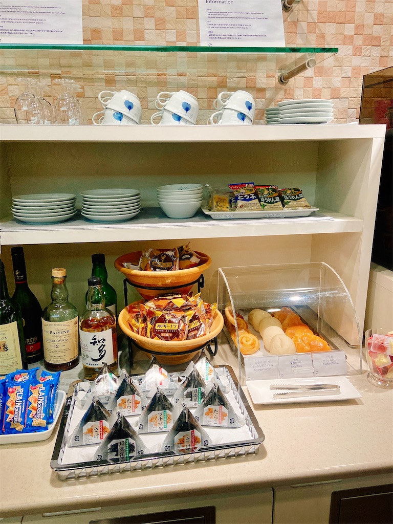 大韓航空ラウンジに用意されたコンビニおにぎり、インスタント味噌汁、パン